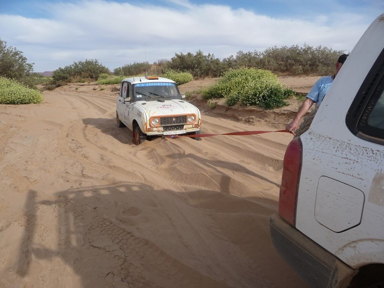Assistance, remorquage  et sortie de sables pensdant le 4LDéfi Maroc