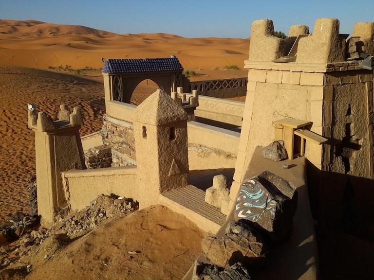 Hotel au pied des dunes dans le sud du Maroc pour le 4LDéfi Maroc